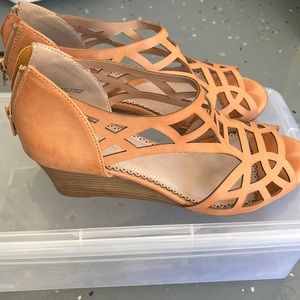 Super cute brown wedges